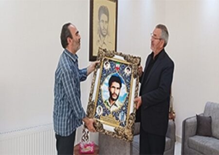 دیدار با خانواده شهدا تجدید میثاق با آرمان‌های شهدا است