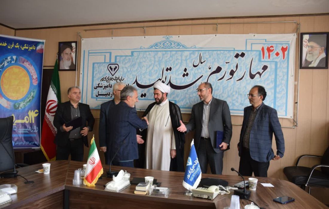 طی مراسم بزرگداشتی به مناسبت هفته دامپزشکی از رزمندگان همکار دوران دفاع مقدس و کارمندان نمونه اداره کل دامپزشکی استان اردبیل تجلیل شد