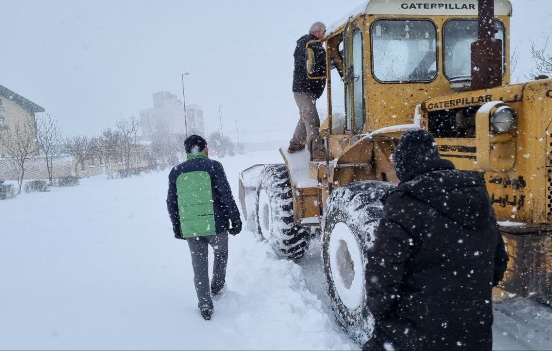 بارش برف سنگین در اردبیل و حضور میدانی مدیرعامل و معاونین شرکت شهرک‌های صنعتی استان اردبیل از آخرین وضعیت بازگشایی معابر