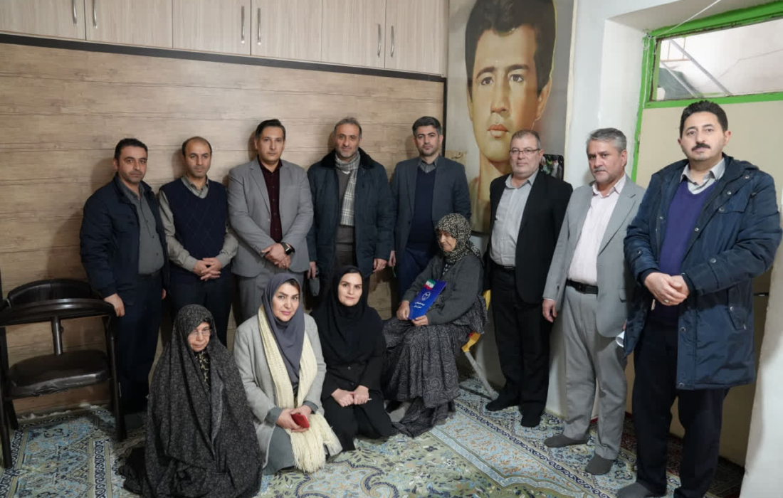 سرپرست و جهادگران جهاددانشگاهی اردبیل با خانواده شهید سید کاظمی دیدار کرد