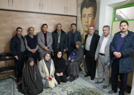سرپرست و جهادگران جهاددانشگاهی اردبیل با خانواده شهید سید کاظمی دیدار کرد